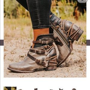 Crue  freebird booties size 9 gray multi